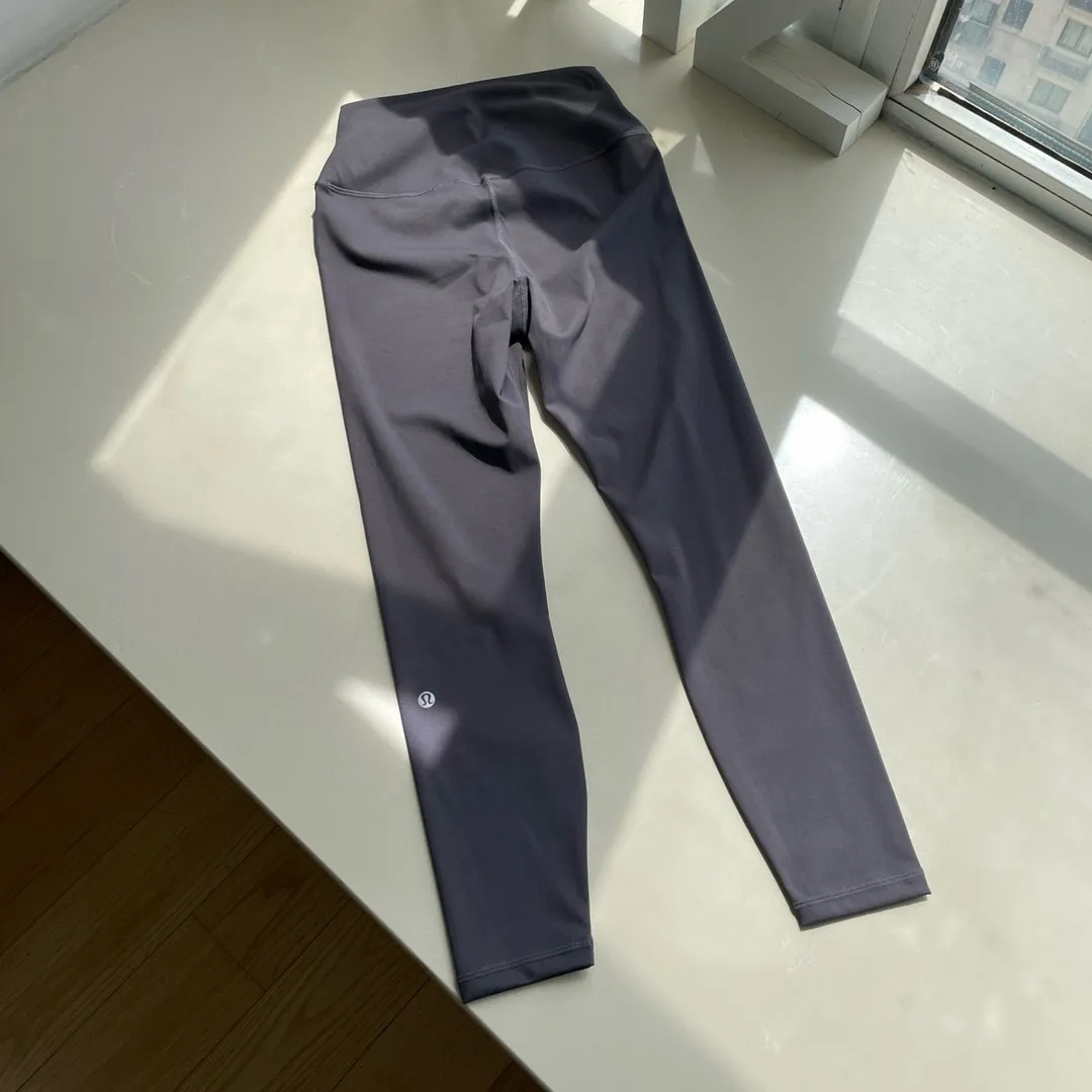 Lululemon Lulu Yoga Pants Nude Seamless High-Waist Tight Fitness Quick-Drying Women's Butt Lifting Pants Design Concept ~ Create a skin-friendly naked feeling, the special fabric is light and smooth, allowing you to focus on your practice. We have added a pocket design to this model to store small items! Fabric + Features The fabric is light and smooth, with four-sided stretch. Fabric ~ 25 spandex + 75 nylon (the same fabric as Lu Lu) is comfortable and stretchable and not easy to deform. Technology ~ Four needles and six threads are powerful (the same technology as Lu Lu). Technology ~ Italian elastic high silk thread (full elasticity, fit and slimming). High waist design, the waist is flat and fit, reducing tightness! Perfect for wrapping fat! Show your body shape better! Size S M L XL Color Purple Gray Black Bean Green Coffee Brown Rhino Gray